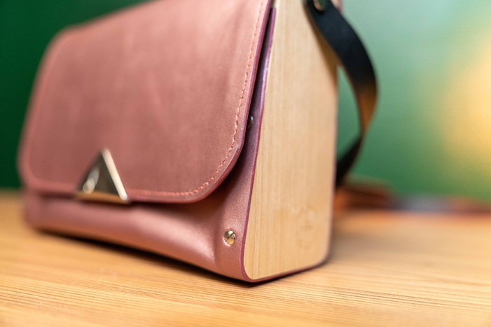 Sac en cuir et bois rose métallisé