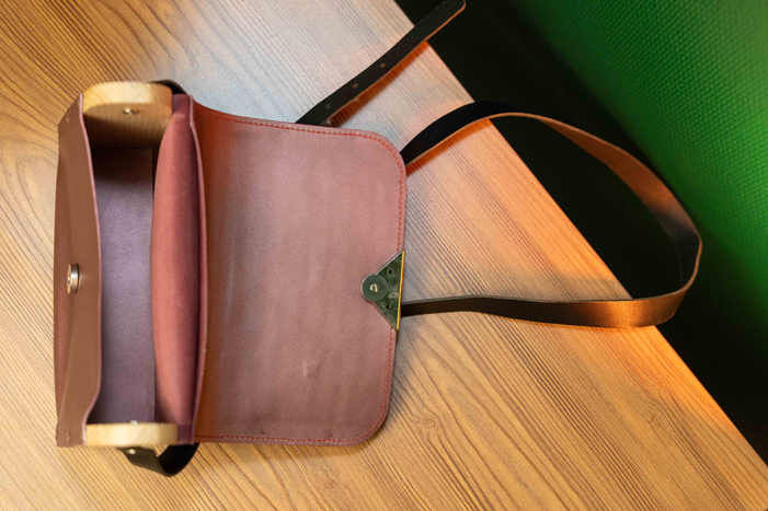 Sac en cuir et bois rose métallisé