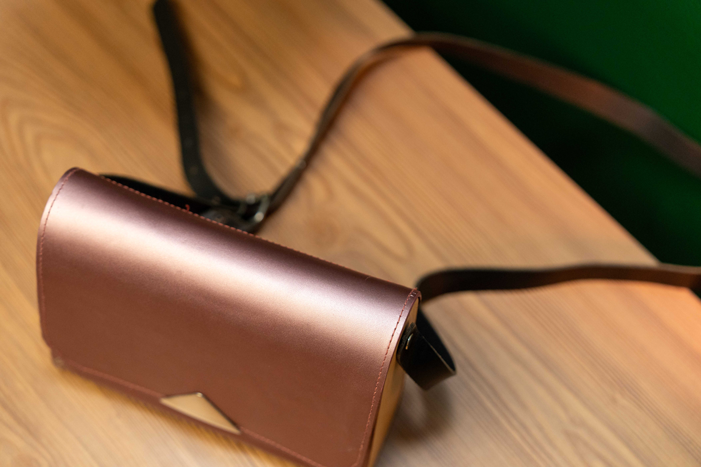 Sac en cuir et bois rose métallisé