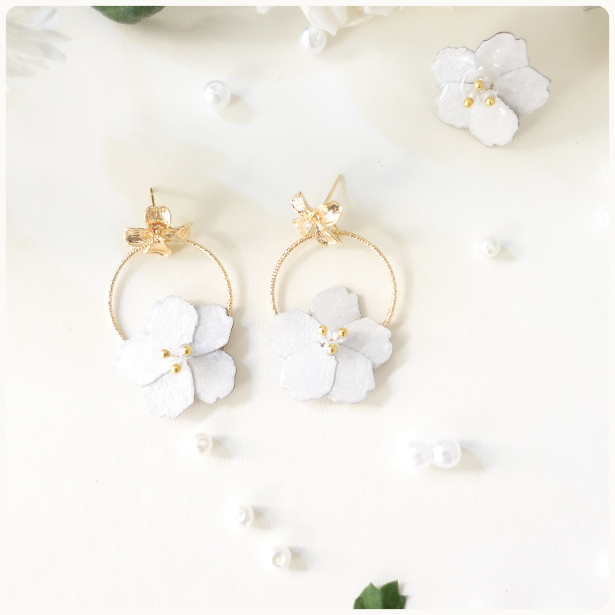 Boucles d'oreilles Sakura blanche sur anneau doré