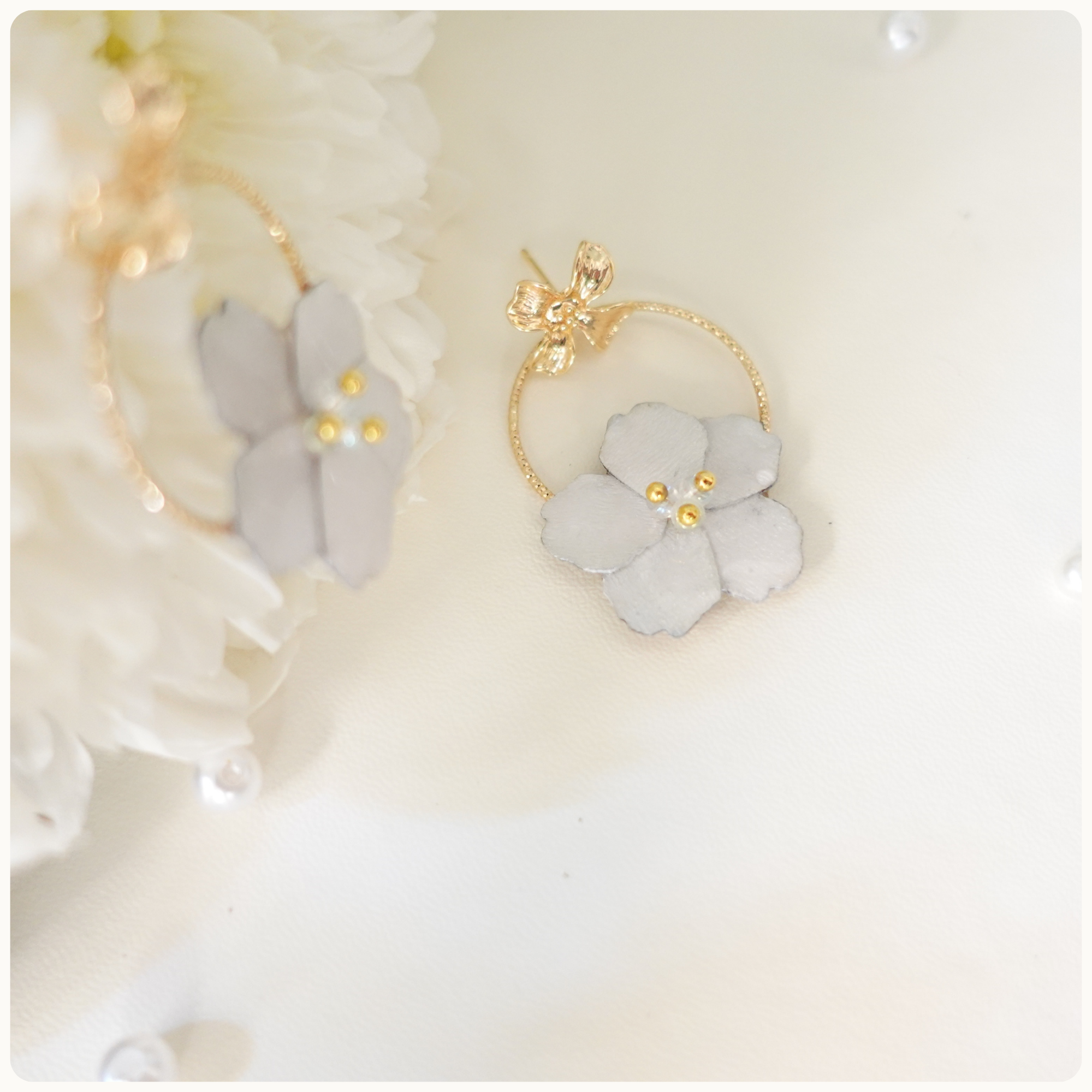 Boucles d'oreilles Sakura blanche sur anneau doré