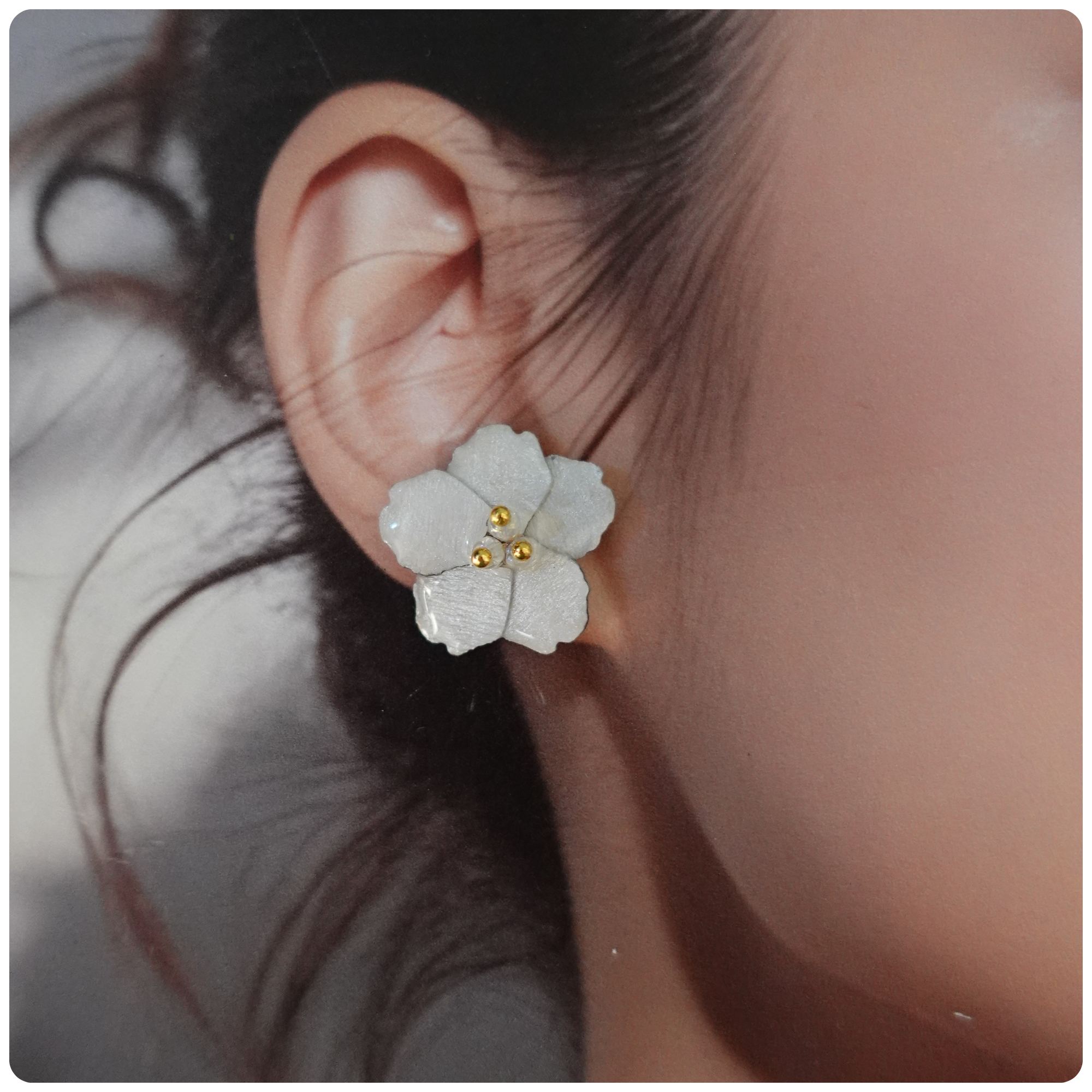 Boucles d'oreilles Blanches Sakura en bois – Inspirées des fleurs de cerisier japonais