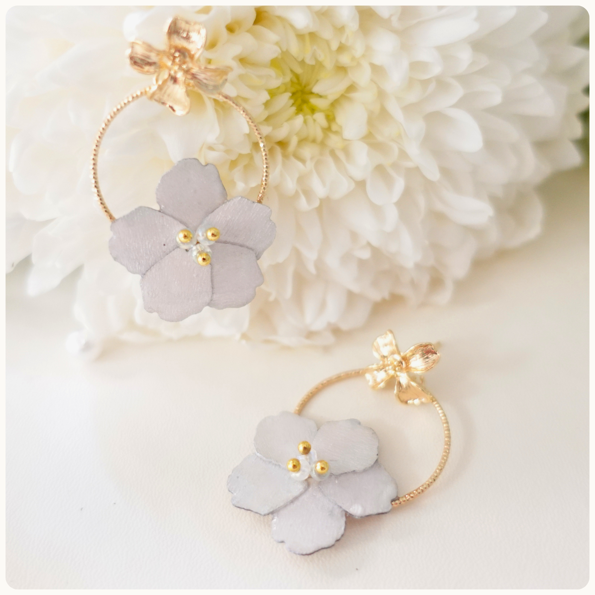 Boucles d'oreilles Sakura blanche sur anneau doré