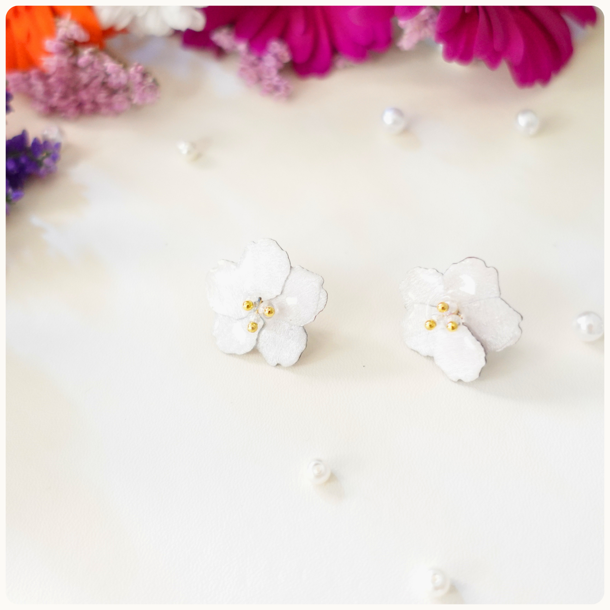 Boucles d'oreilles Blanches Sakura en bois – Inspirées des fleurs de cerisier japonais