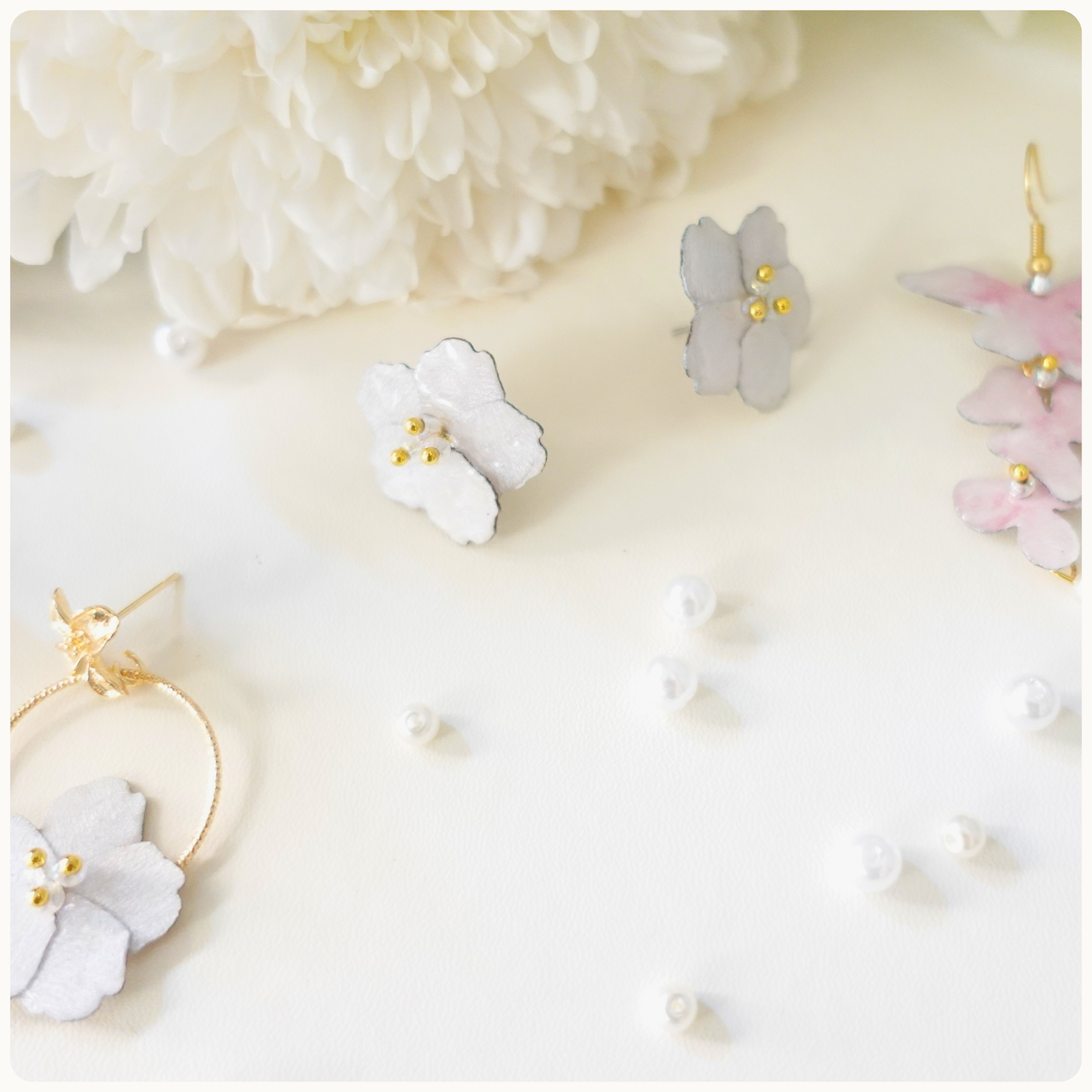 Boucles d'oreilles Blanches Sakura en bois – Inspirées des fleurs de cerisier japonais