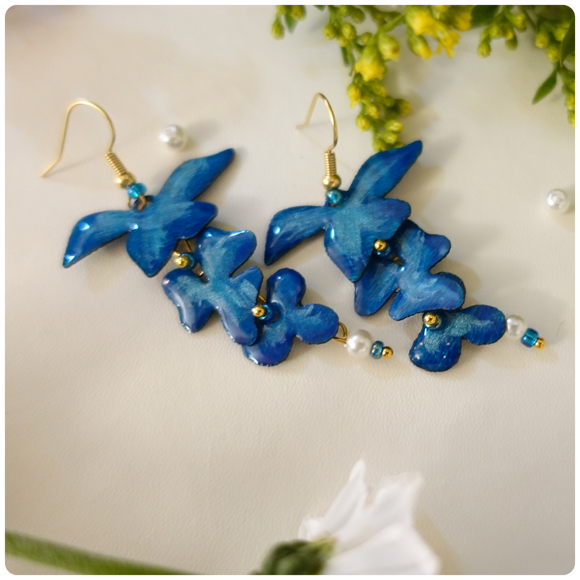 Boucles d'oreilles Orchidée en bois – Fleurs bleue en cascade