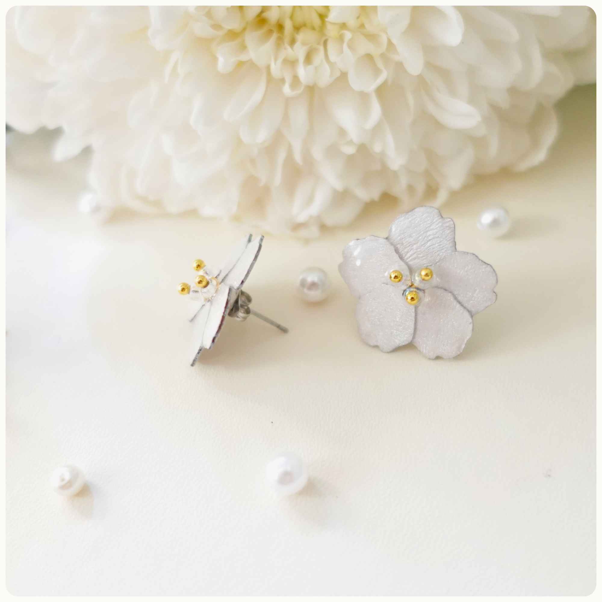 Boucles d'oreilles Blanches Sakura en bois – Inspirées des fleurs de cerisier japonais