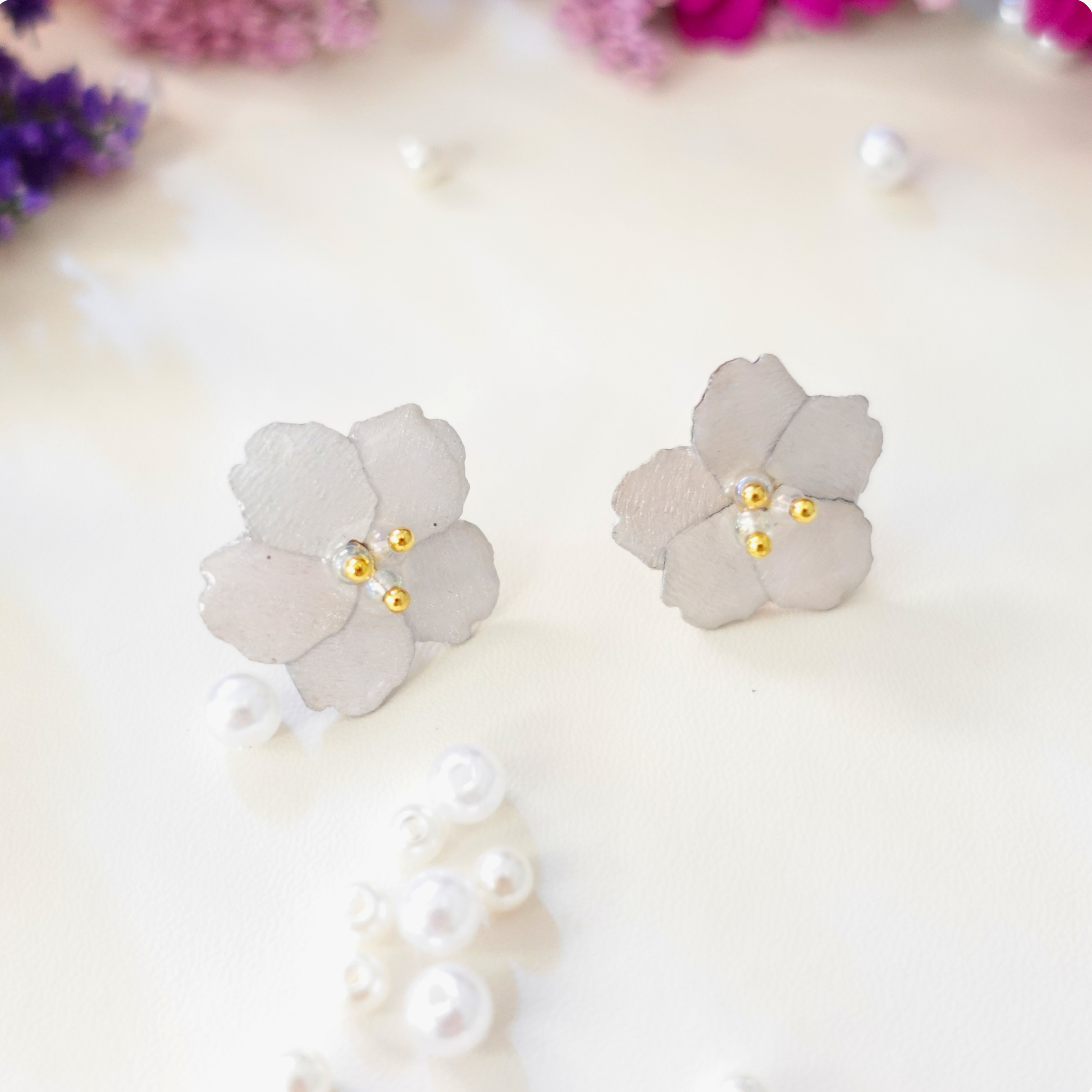 Boucles d'oreilles Blanches Sakura en bois – Inspirées des fleurs de cerisier japonais