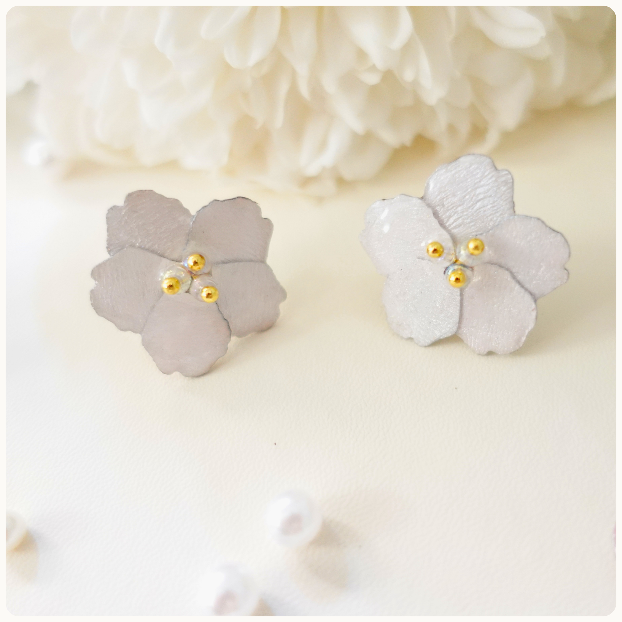 Boucles d'oreilles Blanches Sakura en bois – Inspirées des fleurs de cerisier japonais