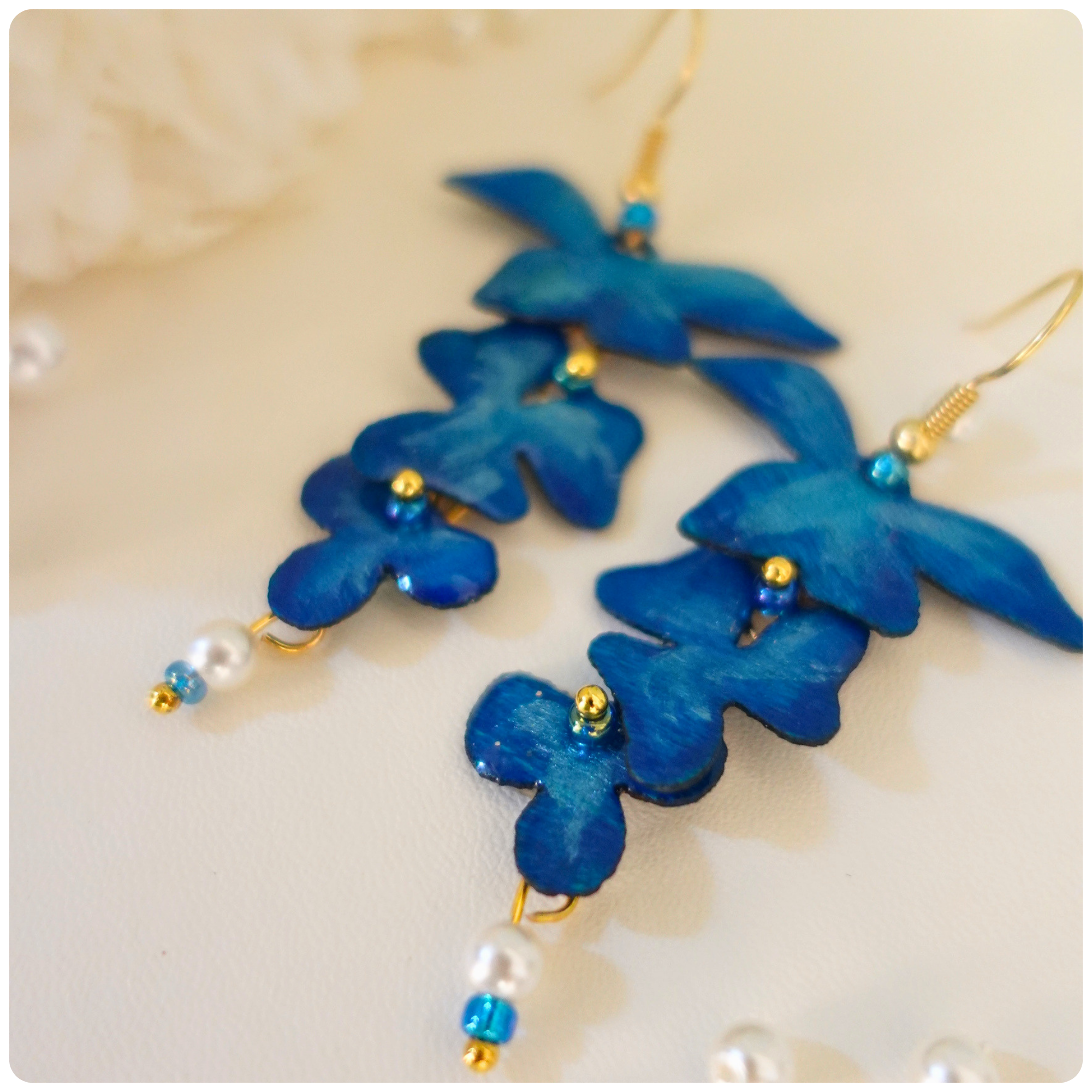 Boucles d'oreilles Orchidée en bois – Fleurs bleue en cascade