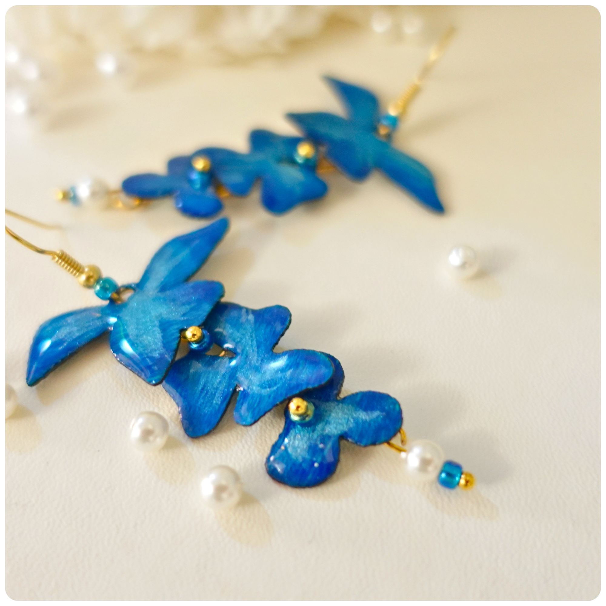 Boucles d'oreilles Orchidée en bois – Fleurs bleue en cascade