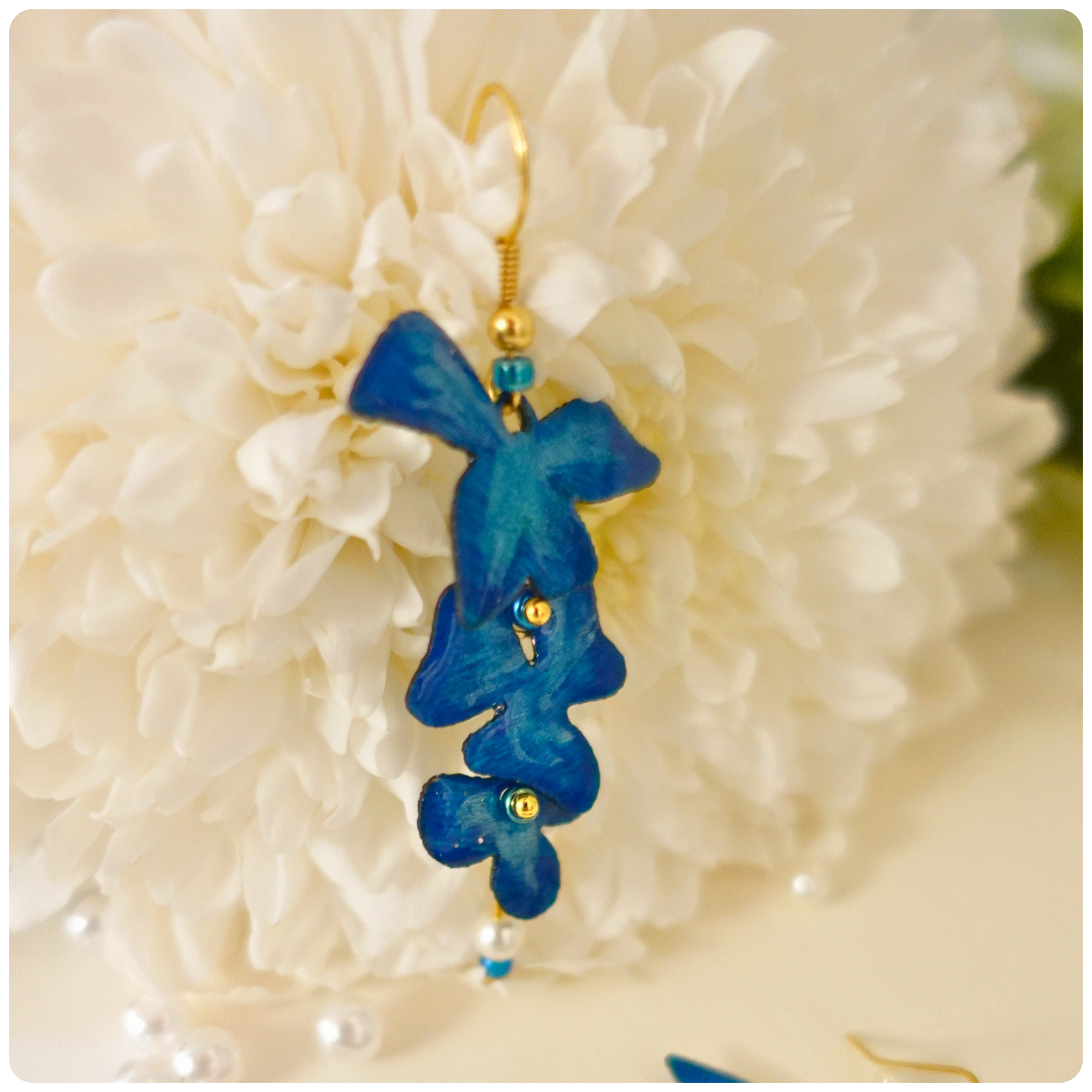 Boucles d'oreilles Orchidée en bois – Fleurs bleue en cascade