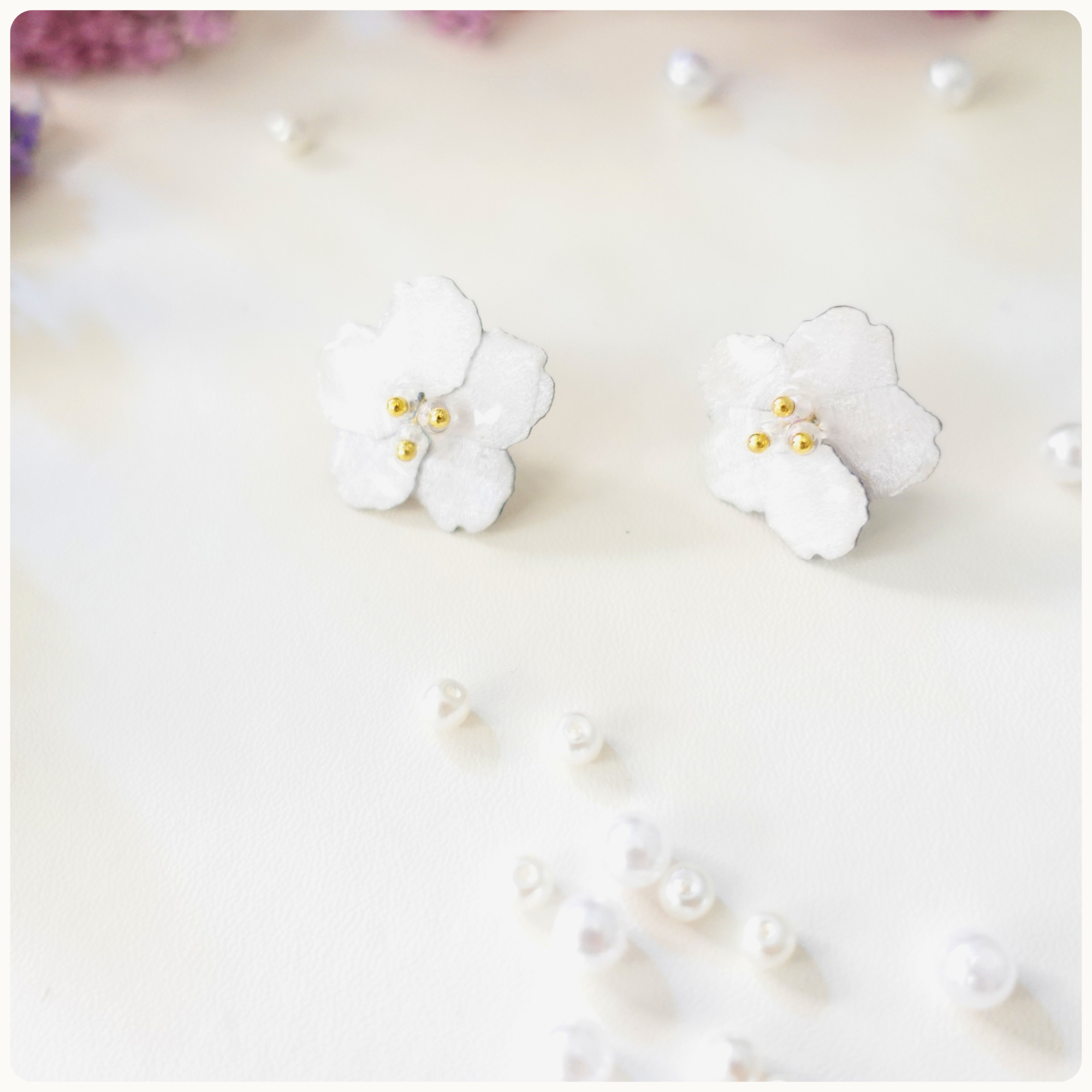 Boucles d'oreilles Sakura blanche sur anneau doré