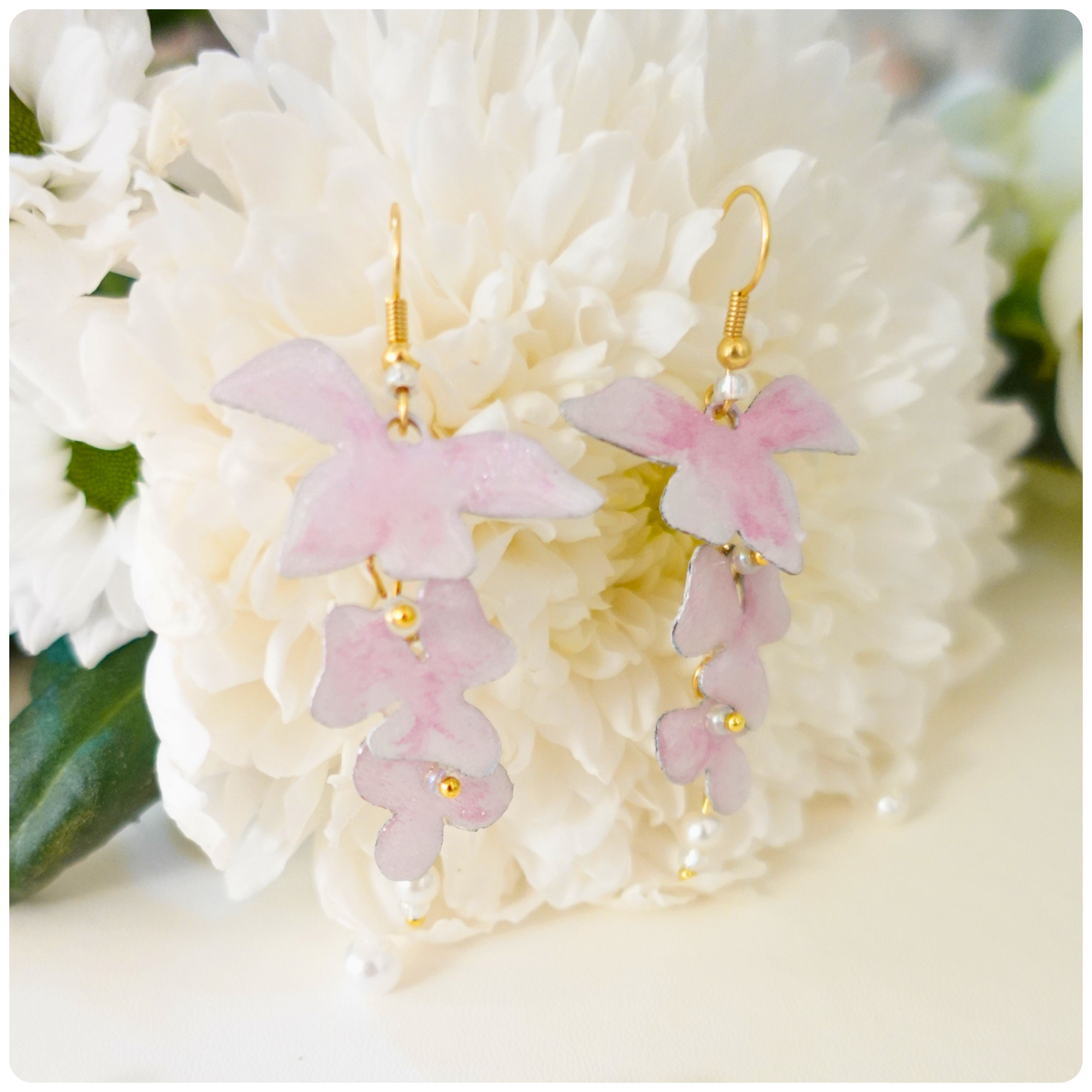 Boucles d'oreilles Orchidée en bois – Fleurs nacré rose en cascade