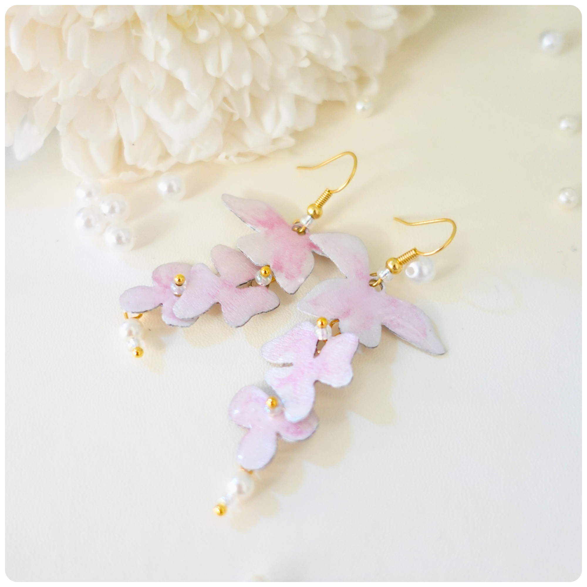 Boucles d'oreilles Orchidée en bois – Fleurs nacré rose en cascade