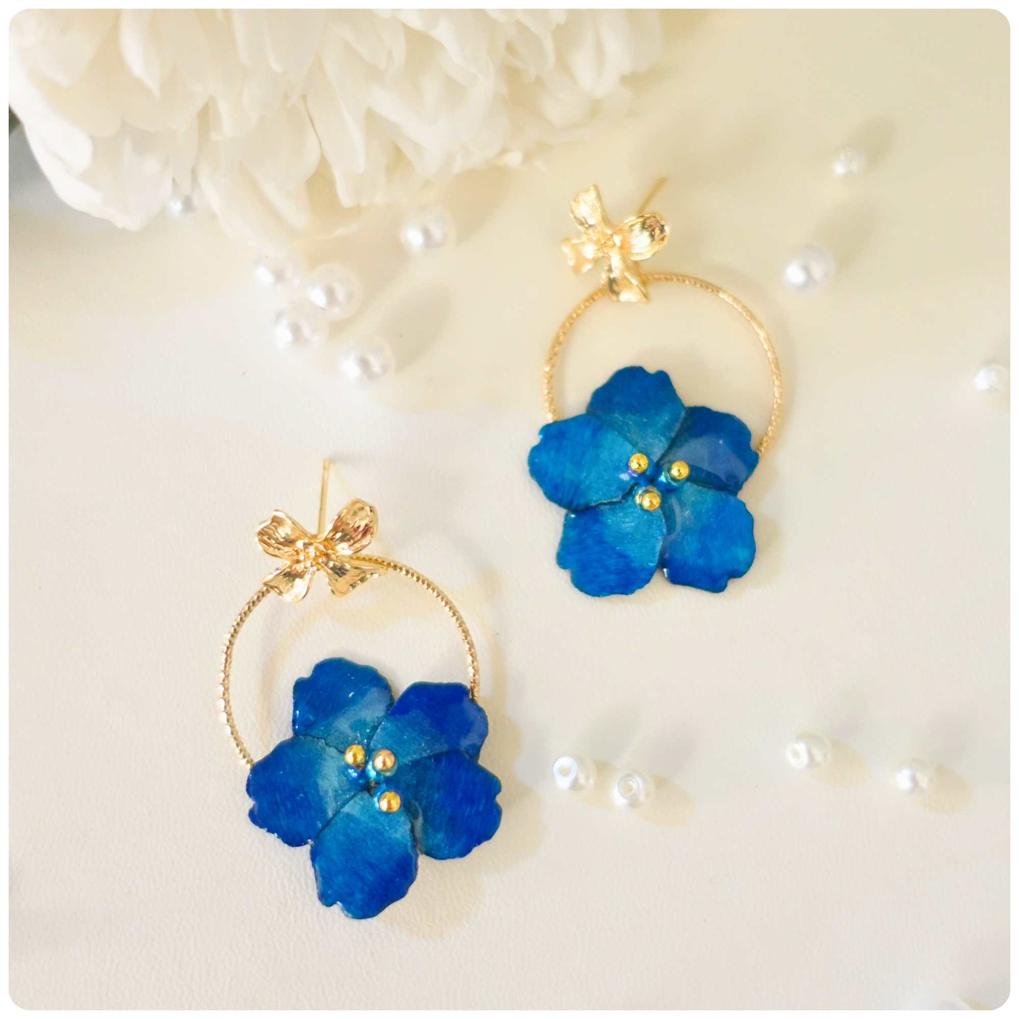 Boucles d'oreilles Sakura Bleue sur anneau doré