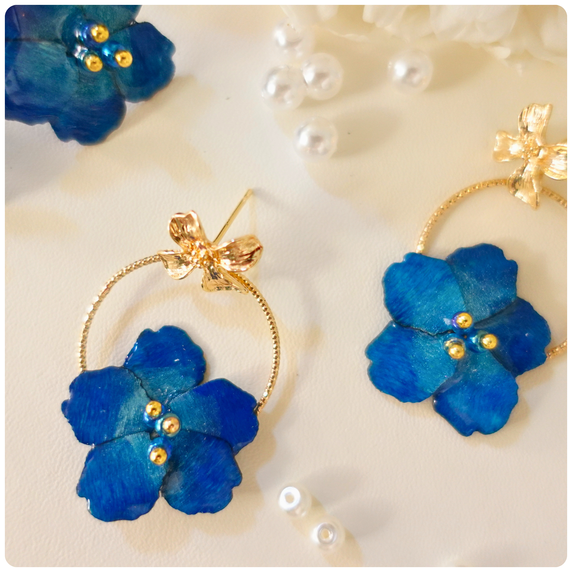 Boucles d'oreilles Sakura Bleue sur anneau doré