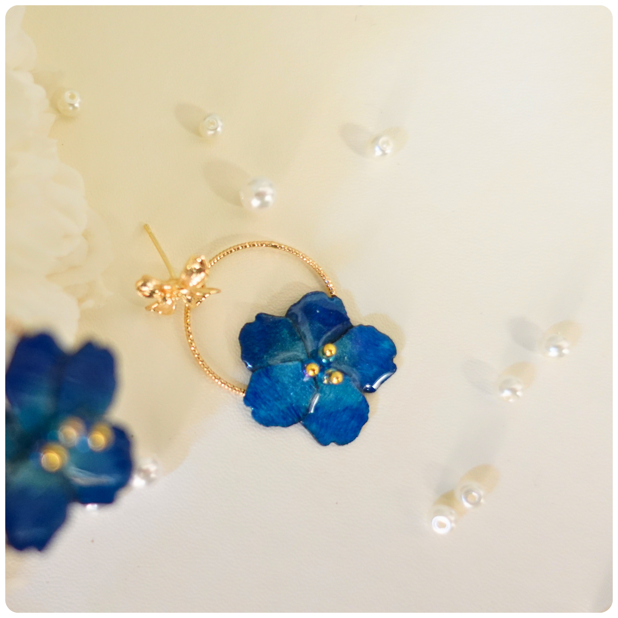 Boucles d'oreilles Sakura Bleue sur anneau doré