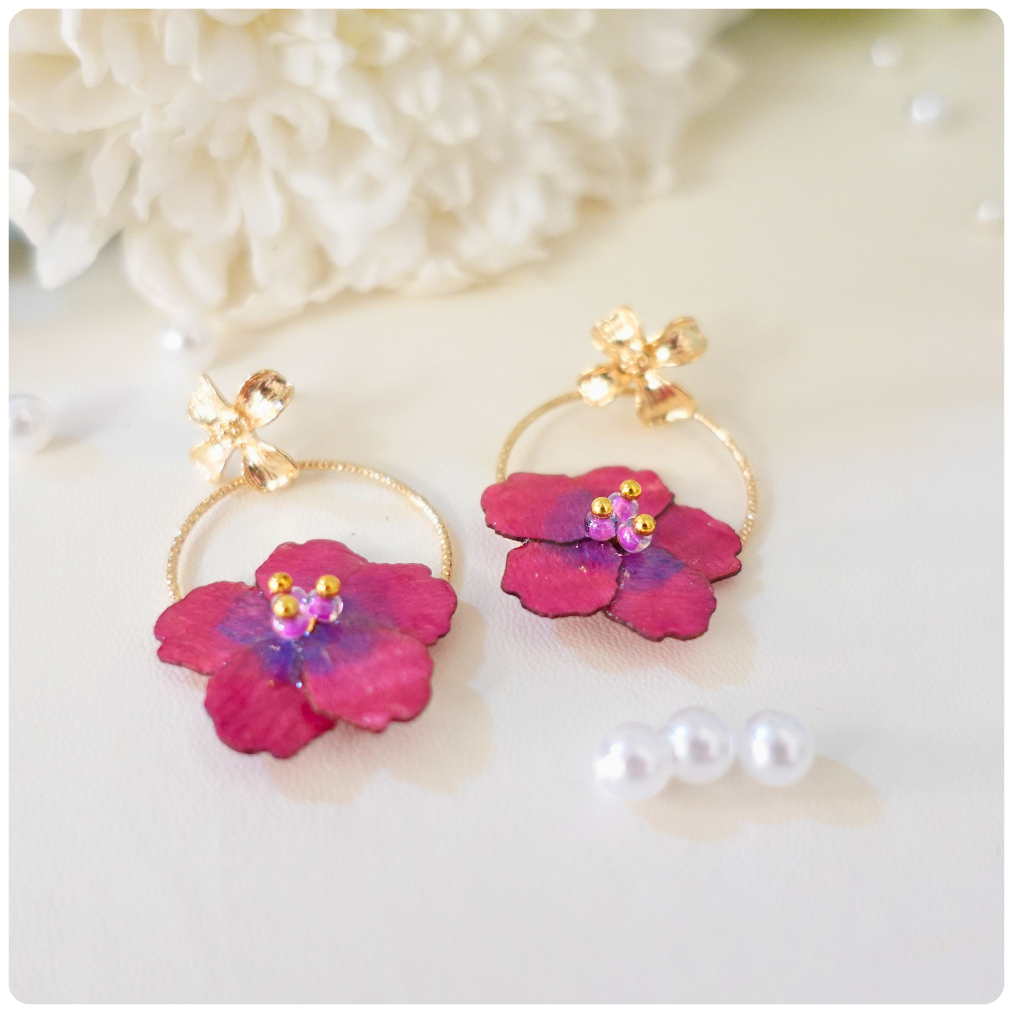 Boucles d'oreilles Sakura Rose sur anneau doré