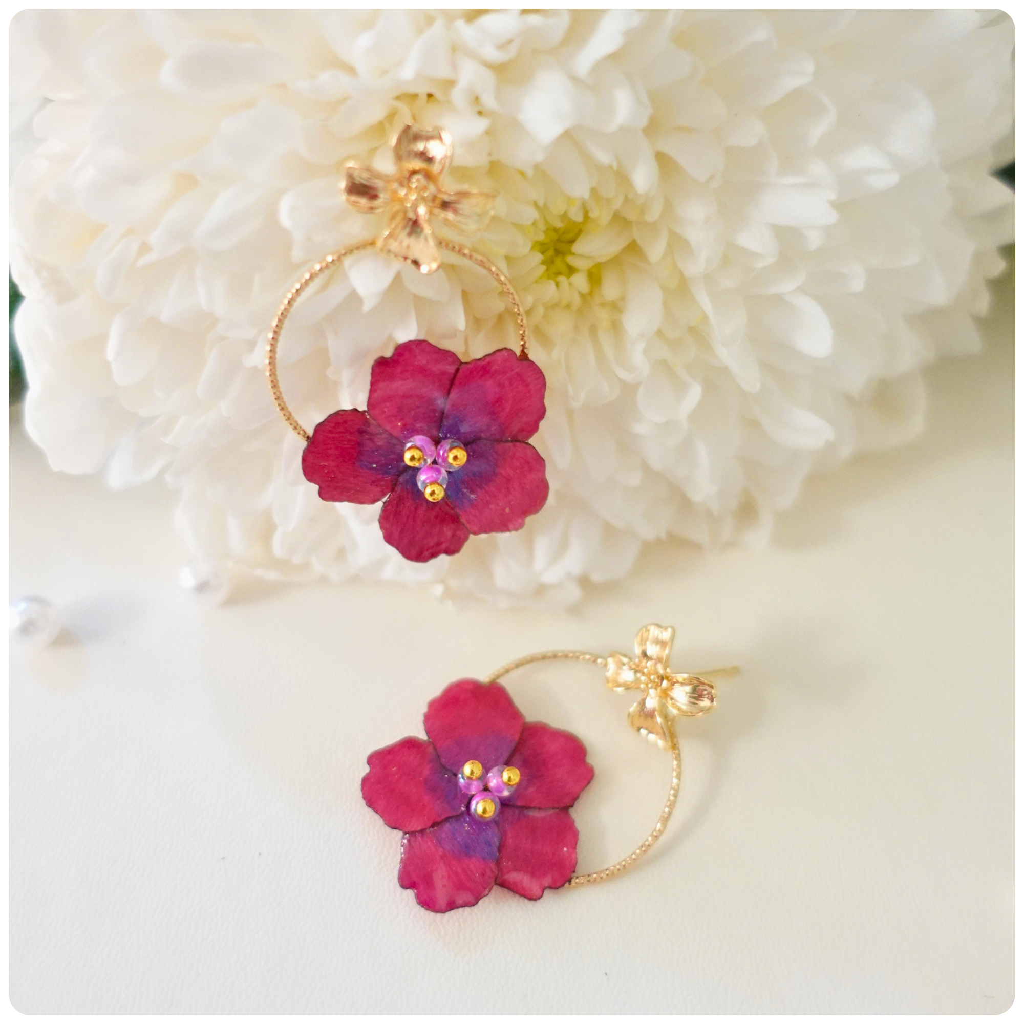 Boucles d'oreilles Sakura Rose sur anneau doré