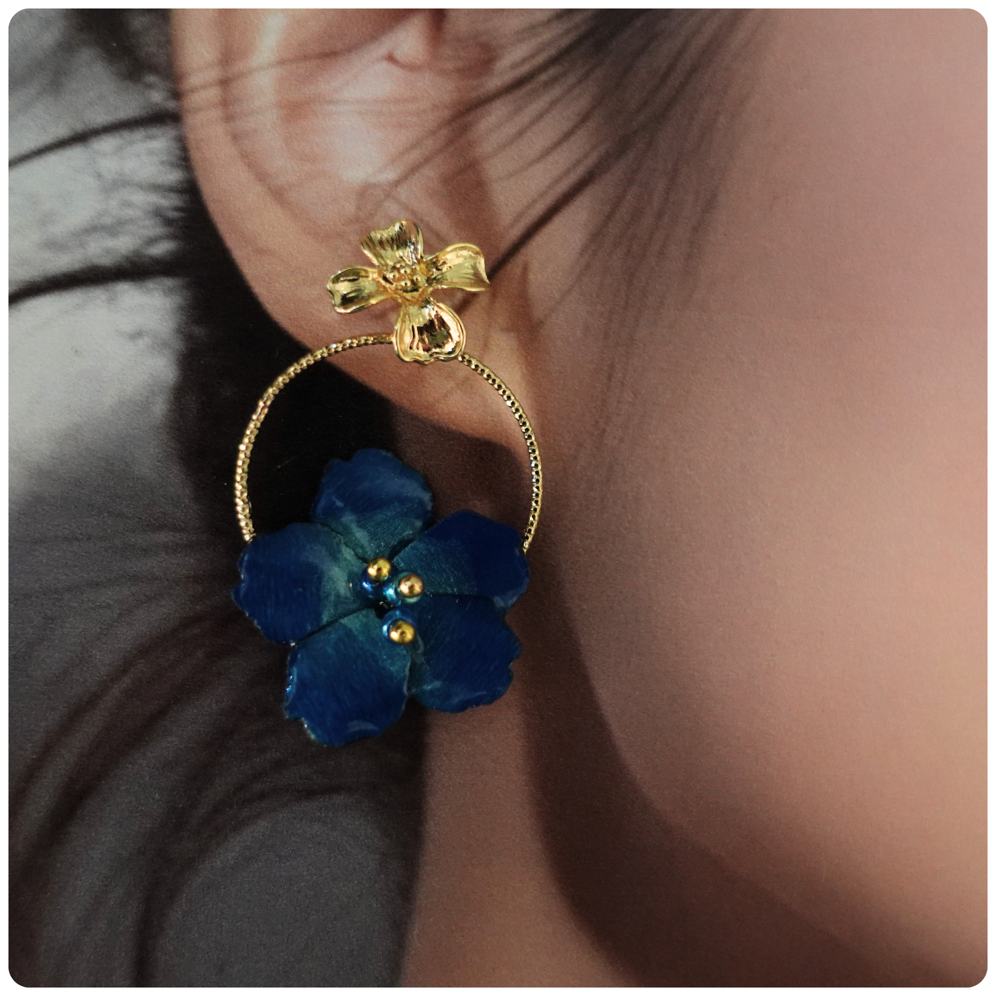 Boucles d'oreilles Sakura Bleue sur anneau doré