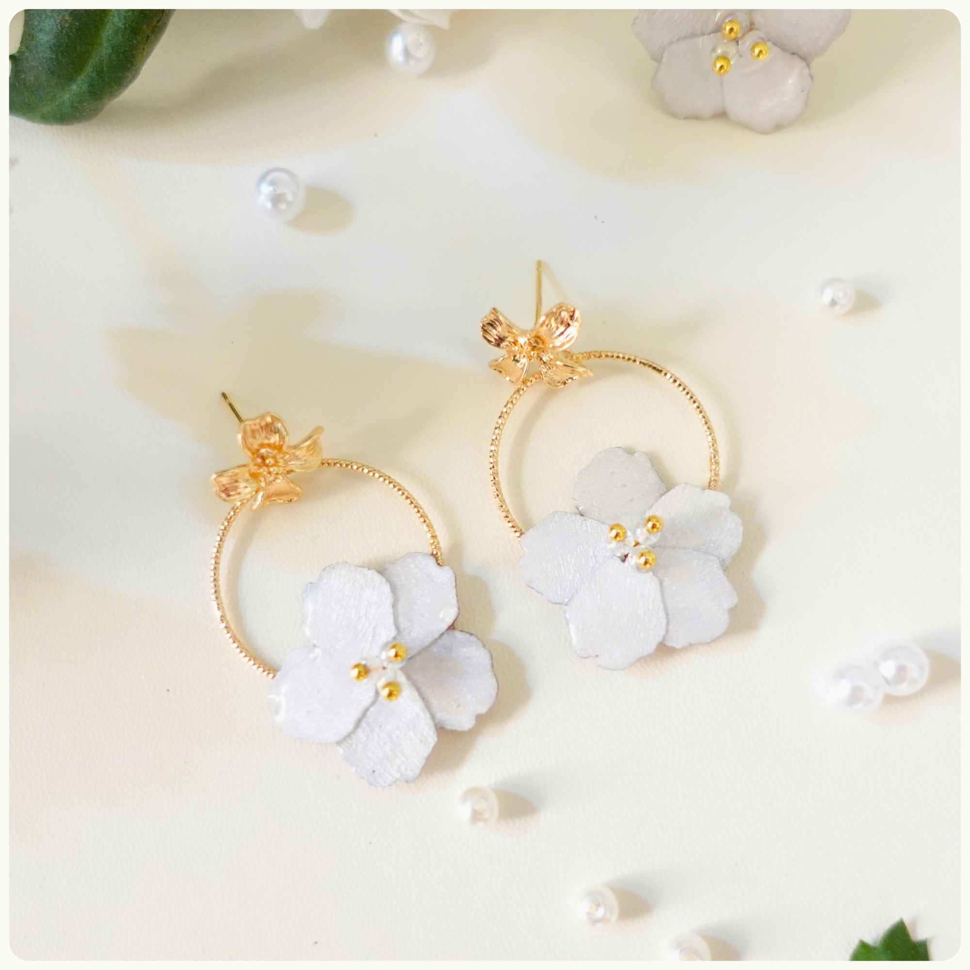 Boucles d'oreilles Sakura blanche sur anneau doré