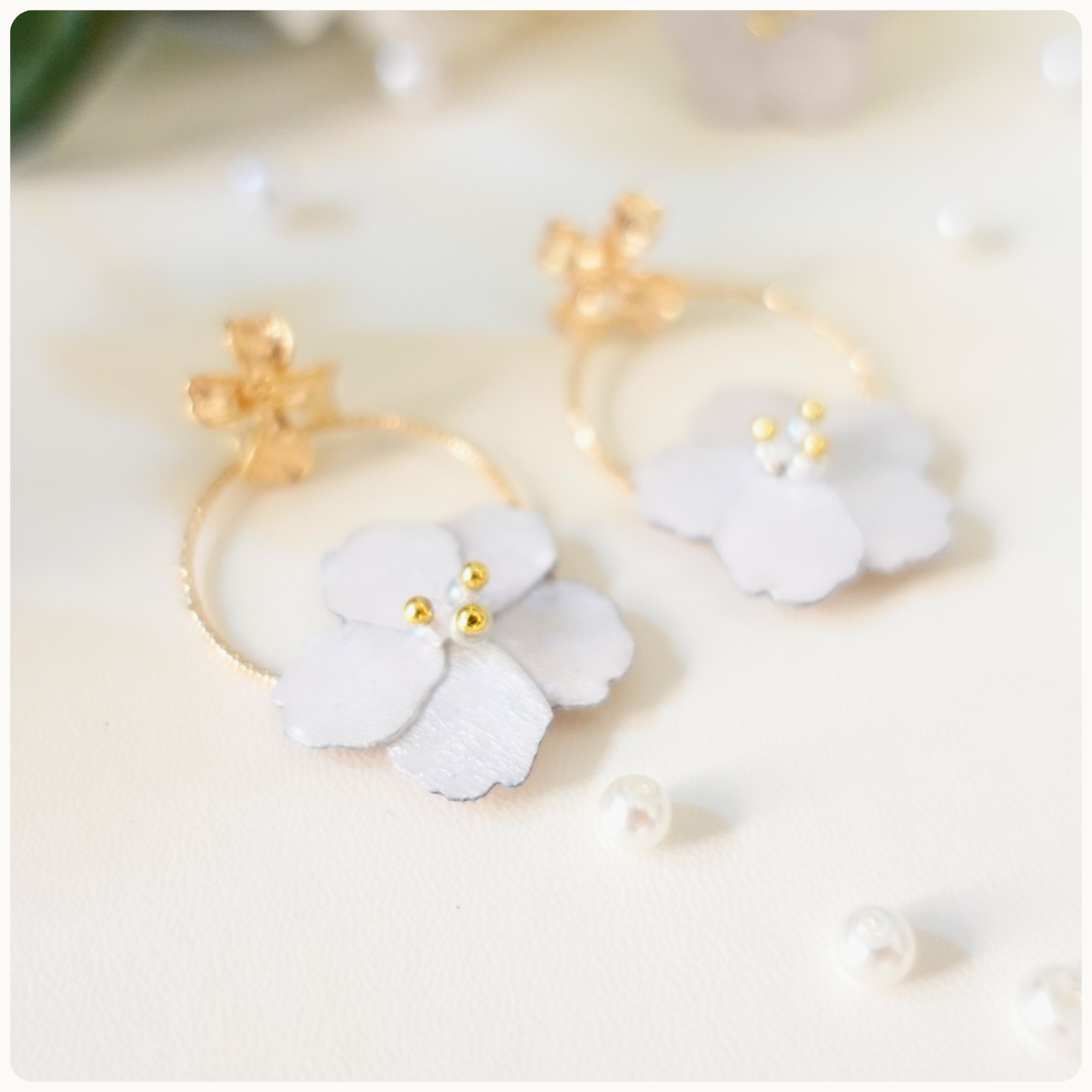 Boucles d'oreilles Sakura blanche sur anneau doré