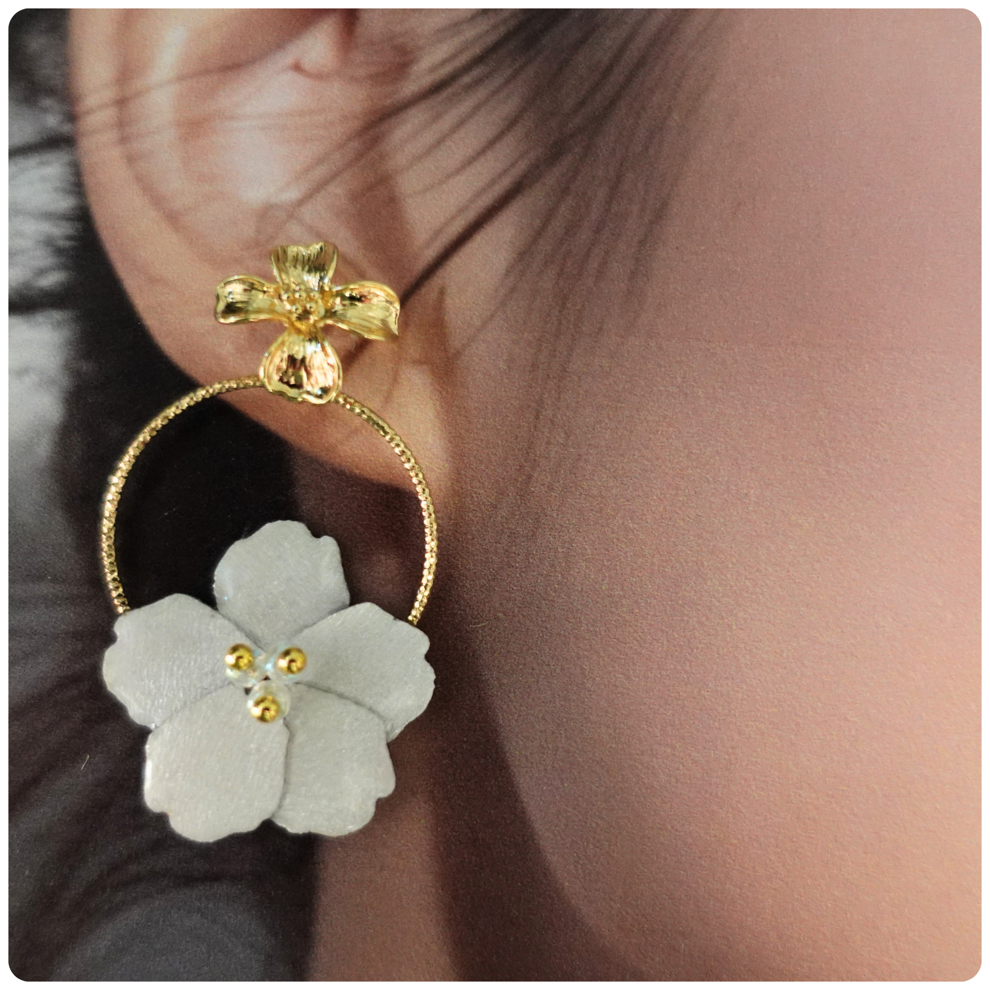 Boucles d'oreilles Sakura blanche sur anneau doré