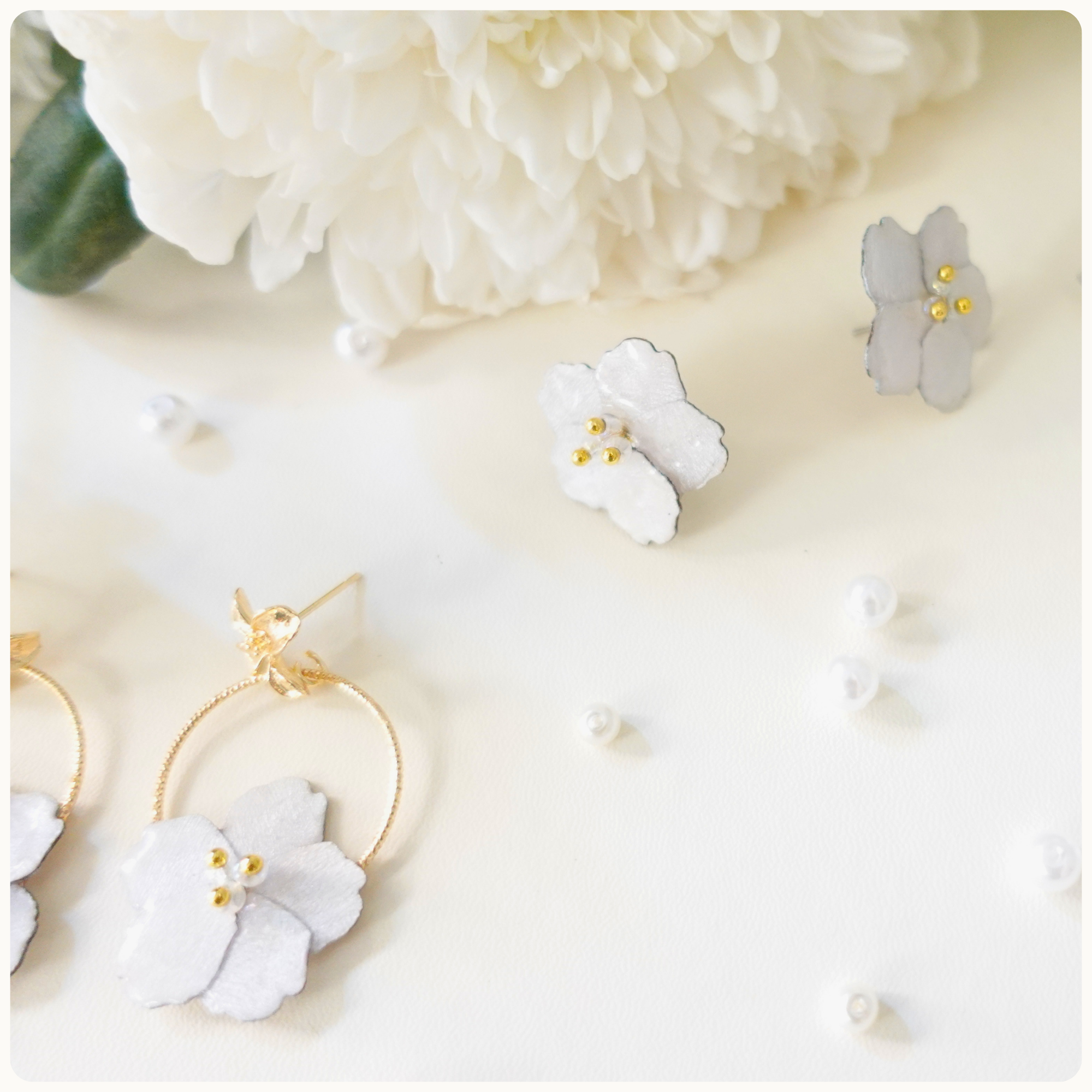 Boucles d'oreilles Sakura blanche sur anneau doré