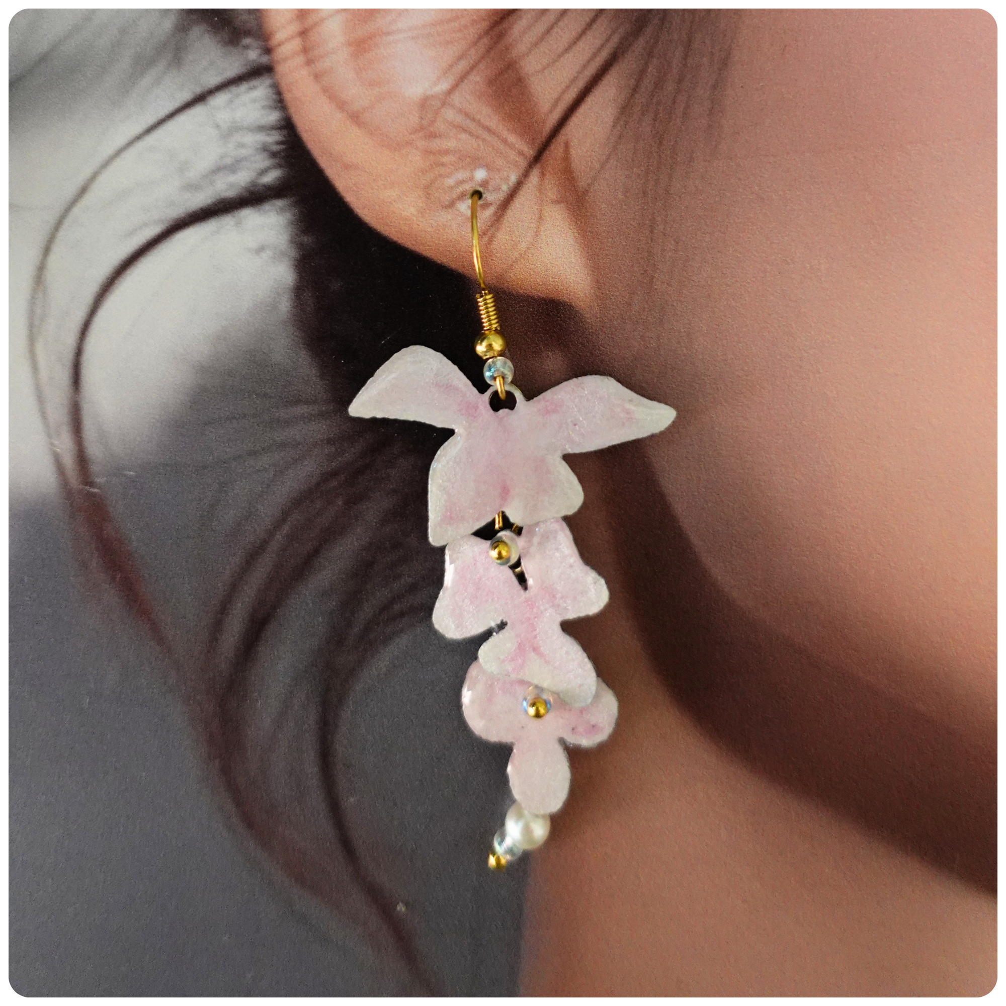 Boucles d'oreilles Orchidée en bois – Fleurs nacré rose en cascade