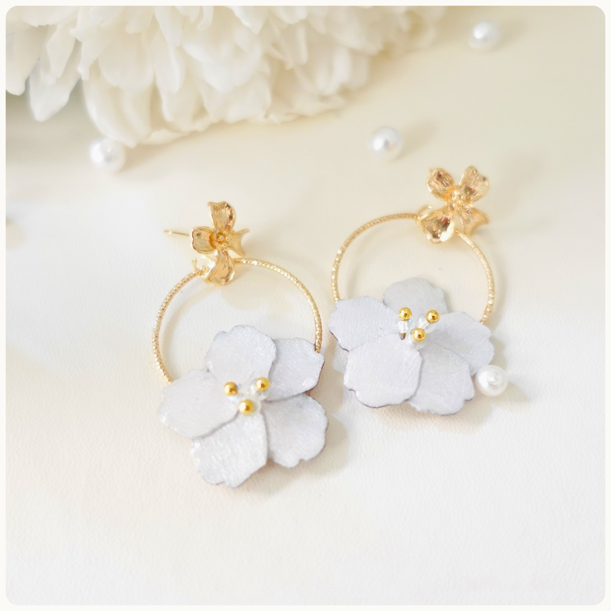 Boucles d'oreilles Sakura blanche sur anneau doré