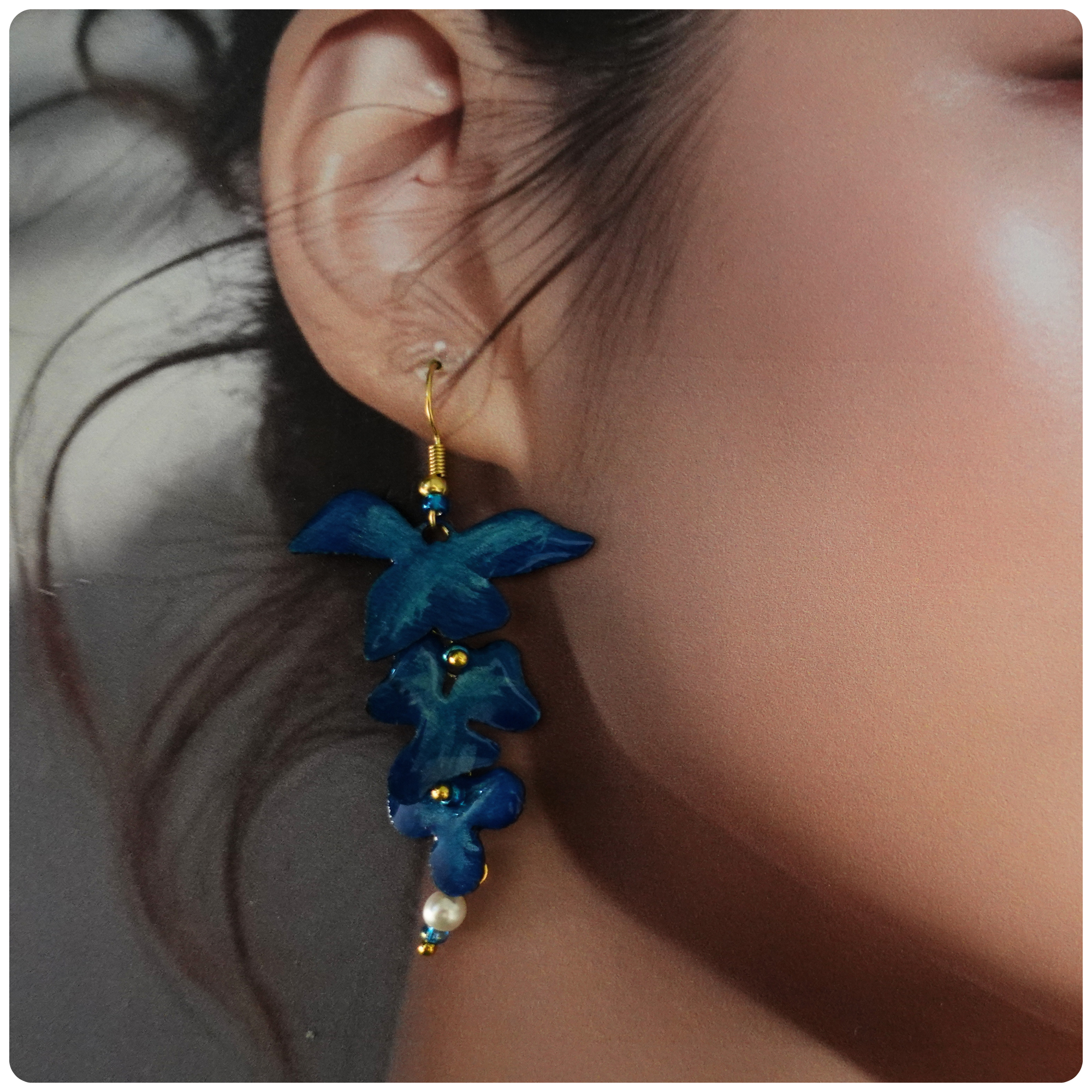 Boucles d'oreilles Orchidée en bois – Fleurs bleue en cascade