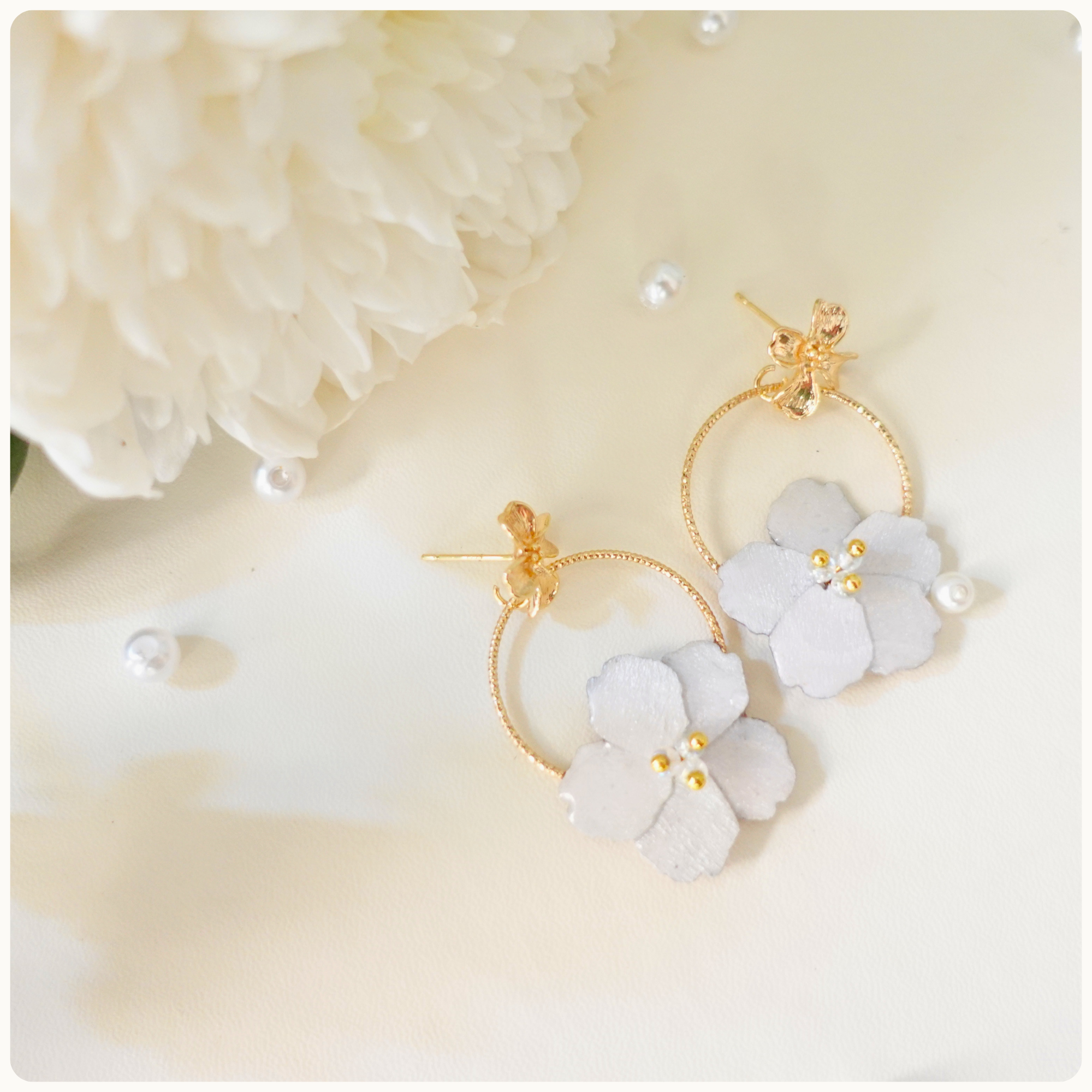 Boucles d'oreilles Sakura blanche sur anneau doré