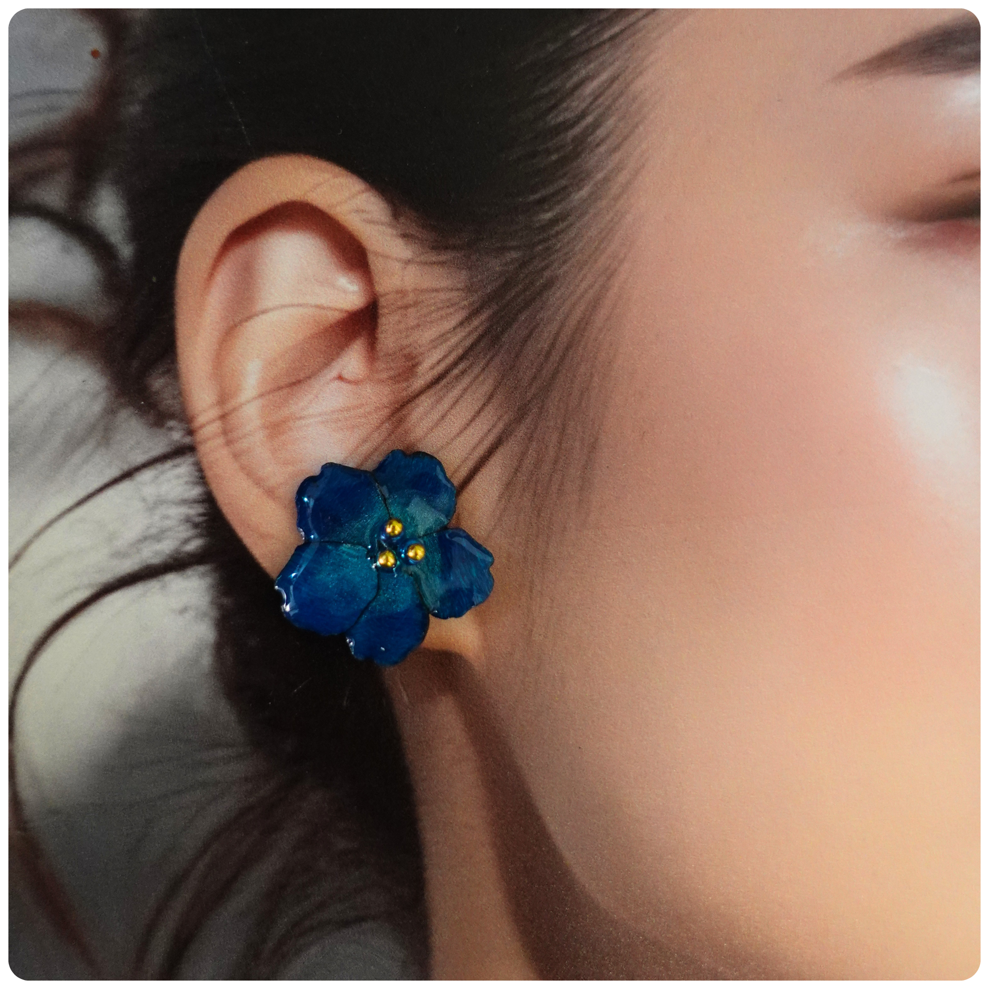 Boucles d'oreilles Bleue Sakura en bois – Inspirées des fleurs de cerisier japonais