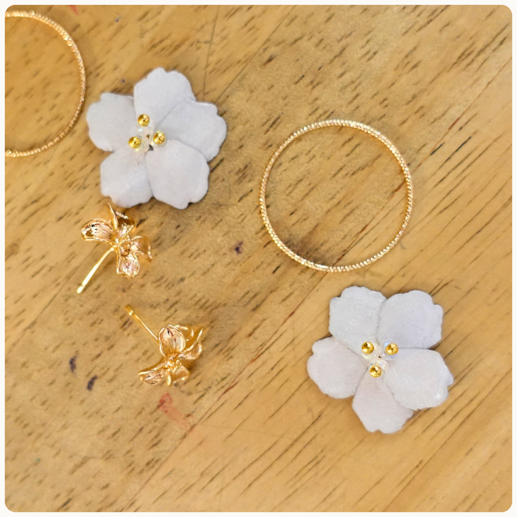 Boucles d'oreilles Sakura blanche sur anneau doré