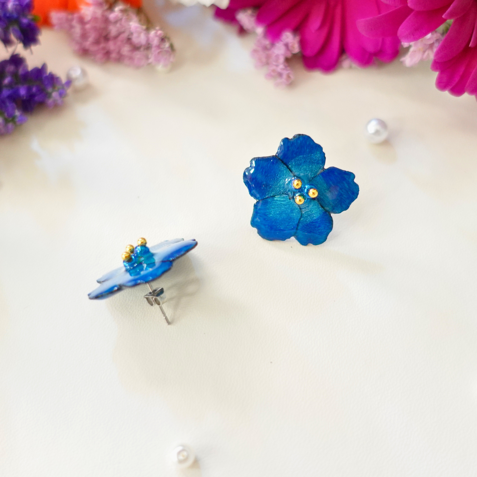 Boucles d'oreilles Bleue Sakura en bois – Inspirées des fleurs de cerisier japonais