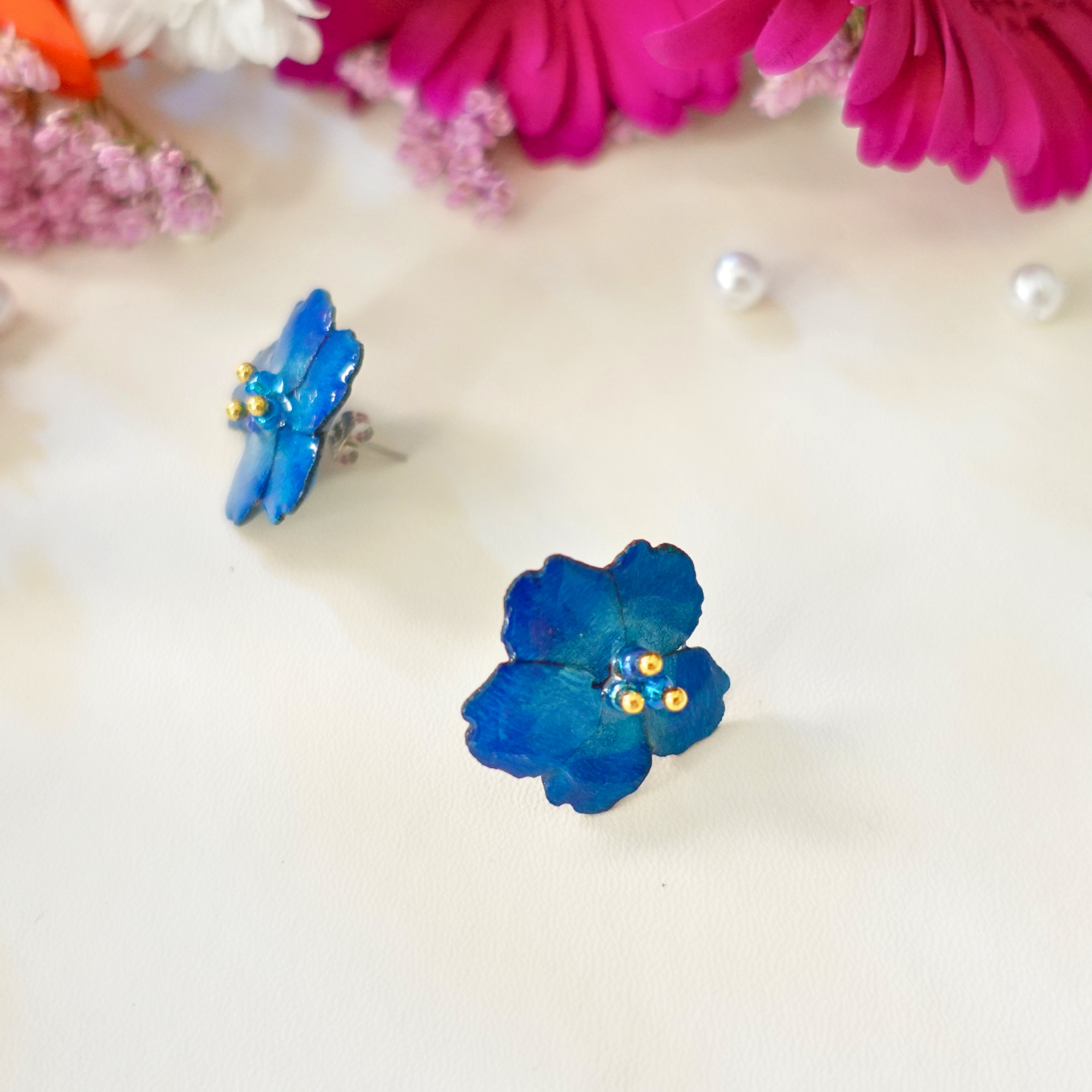 Boucles d'oreilles Bleue Sakura en bois – Inspirées des fleurs de cerisier japonais
