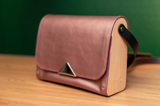 Sac en cuir et bois rose métallisé