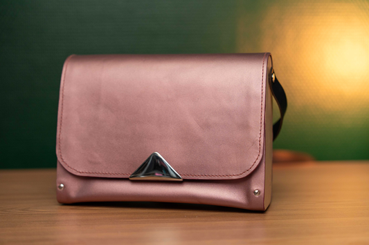 Sac en cuir et bois rose métallisé