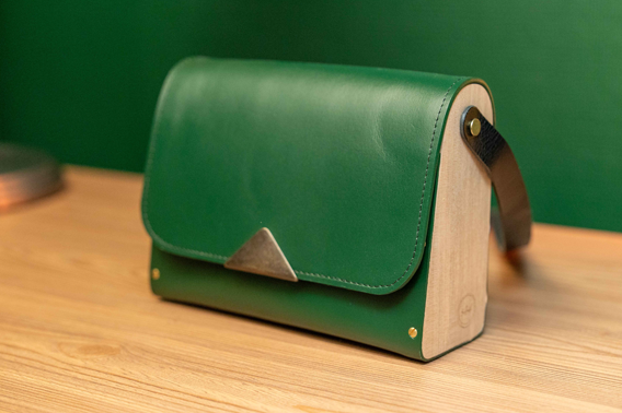 Sac en cuir et bois vert bouteille