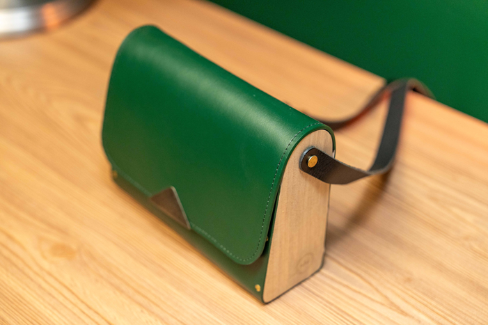 Sac en cuir et bois vert bouteille