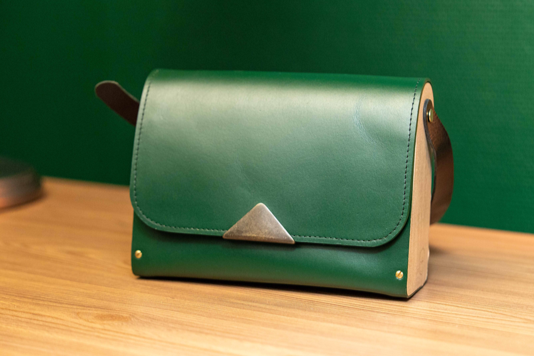 Sac en cuir et bois vert bouteille
